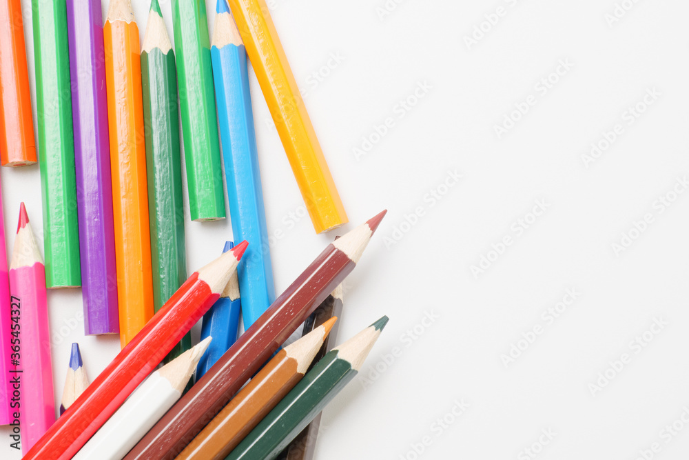 白い背景に複数置いた色鉛筆