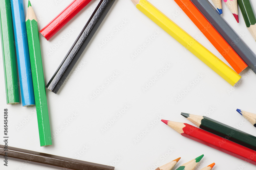 Naklejka premium 白い背景に複数置いた色鉛筆