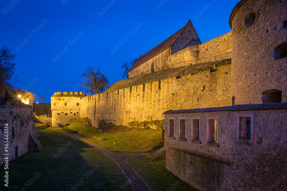Die Burg Querfurt im Saalekreis in der Dämmerung am Abend