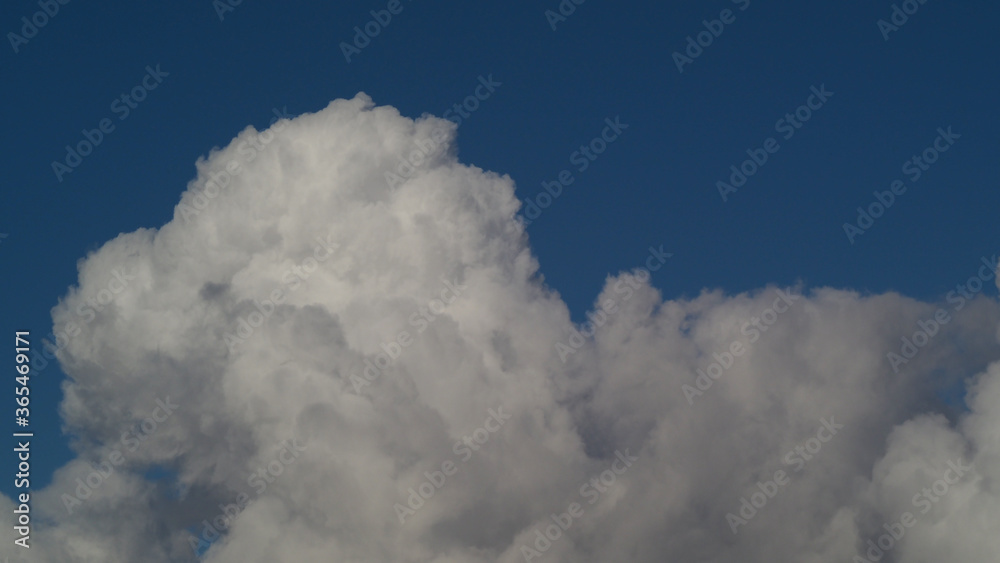 Sommet d'un petit cumulus, dans un ciel limpide. Temps paisible Sommet d'un petit cumulus, dans un ciel limpide. Temps paisible