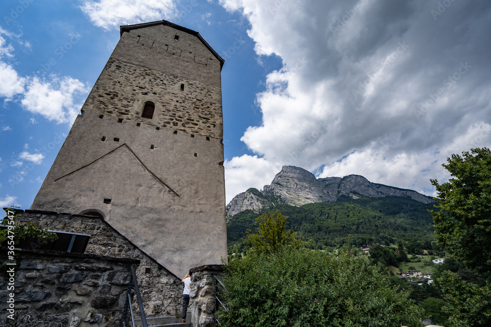 Fototapeta premium Schloss Sargans blauer Himmel mit Wolken 