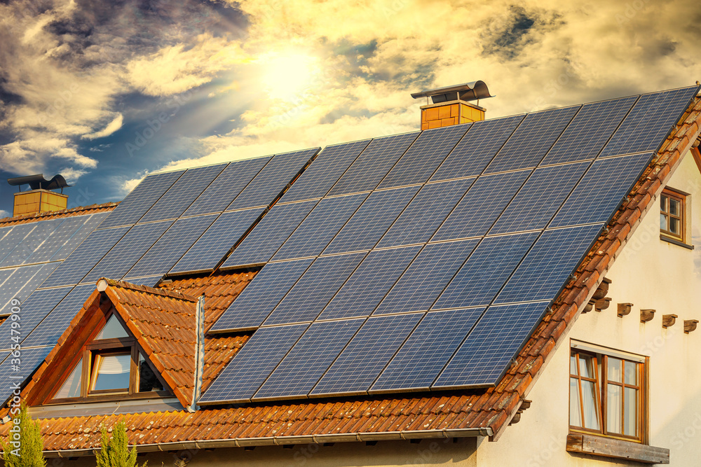 Obraz premium Solaranlagen auf dem Dach eines Altbau Haus