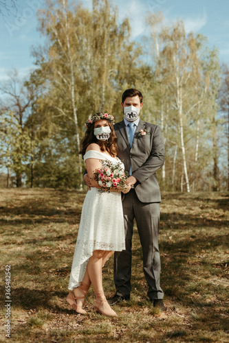 Brautpaar mit Mundschutz, Corona Hochzeit 