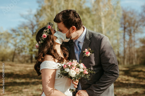 Brautpaar mit Mundschutz, Corona Hochzeit 