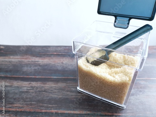 調味料入れに入った粗糖（甜菜糖）