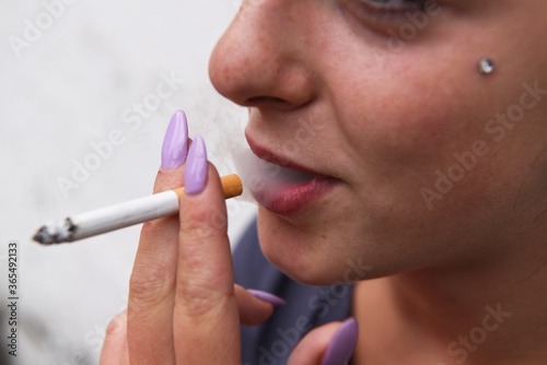 donna che fuma fumo bocca sigaretta tabacco fumare fumatore  photo