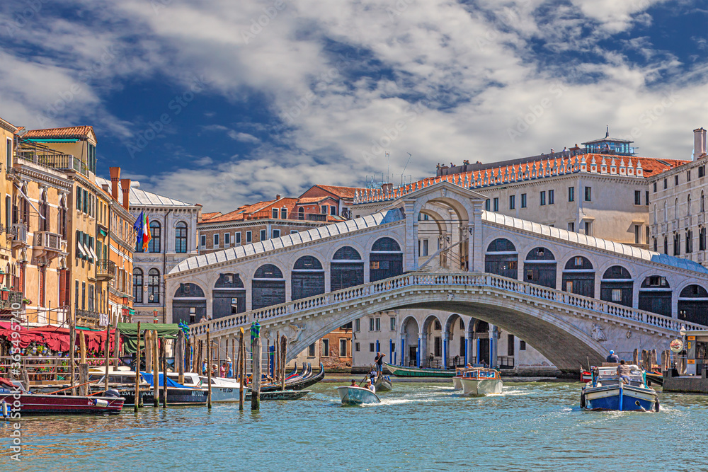 Fototapeta premium View on Rialto Bridge in Venice without people during Covid-19 lockdown