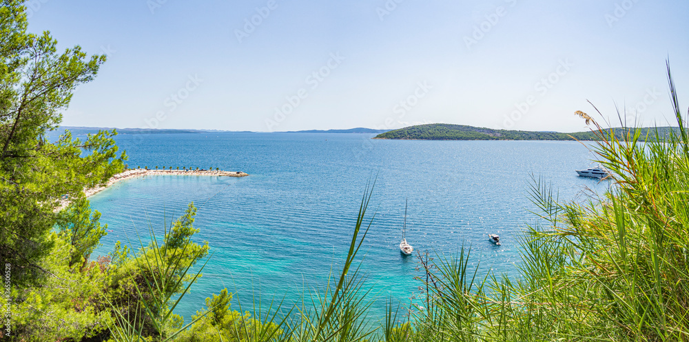Vistas de la costa de Split, desde la colina de Marjan en Croacia, verano de 2019