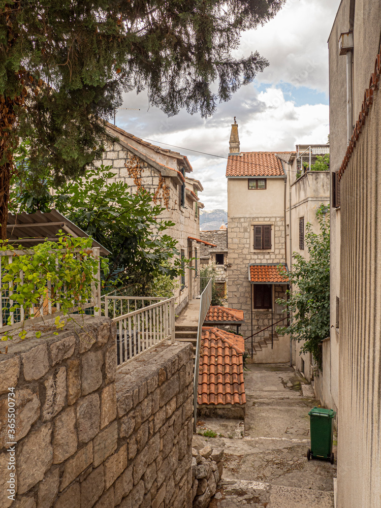 Vista de callejuelas estrechas y antiguas en Split, Croacia, verano de 2019
