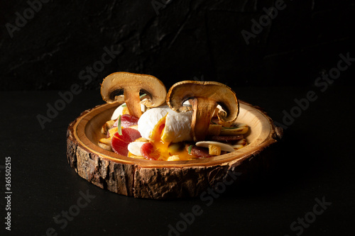 Fototapeta Naklejka Na Ścianę i Meble -  Assiette gastronomique : oeuf mollet sur carpaccio de canard et champignon