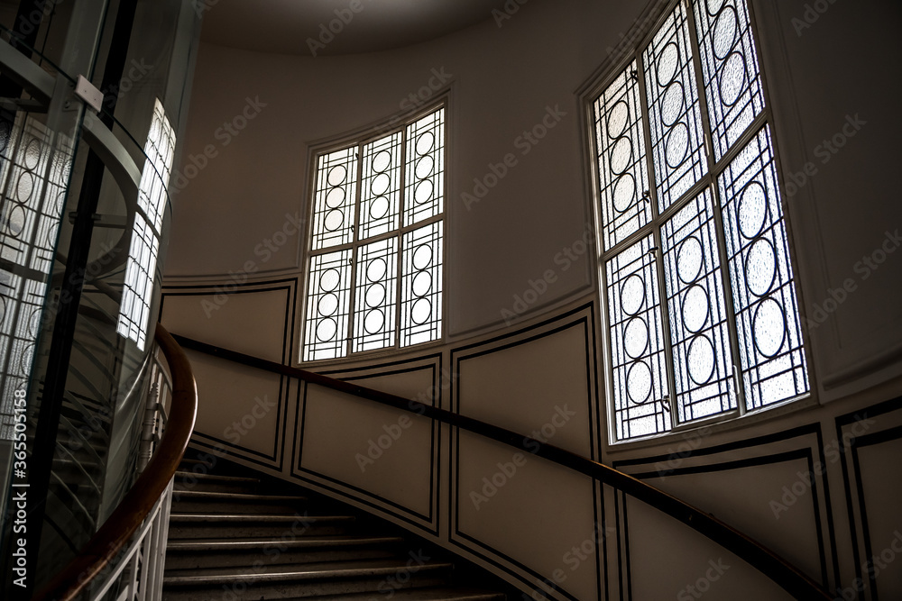 Obraz premium Staircase With Curved Steps In Historic Art Nouveaux Building In The Inner City Of Vienna In Austria