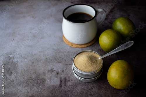 Foto dried monk fruit, luo han guo, and monk fruit sugar crystals accompanied with a