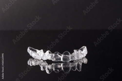 Transparent invisible dental aligners or braces aplicable for an orthodontic dental treatment
