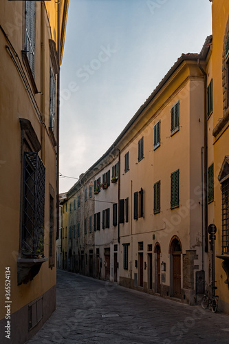 Straße in der Altstadt von Pistoia in der Toskana, Italien 
