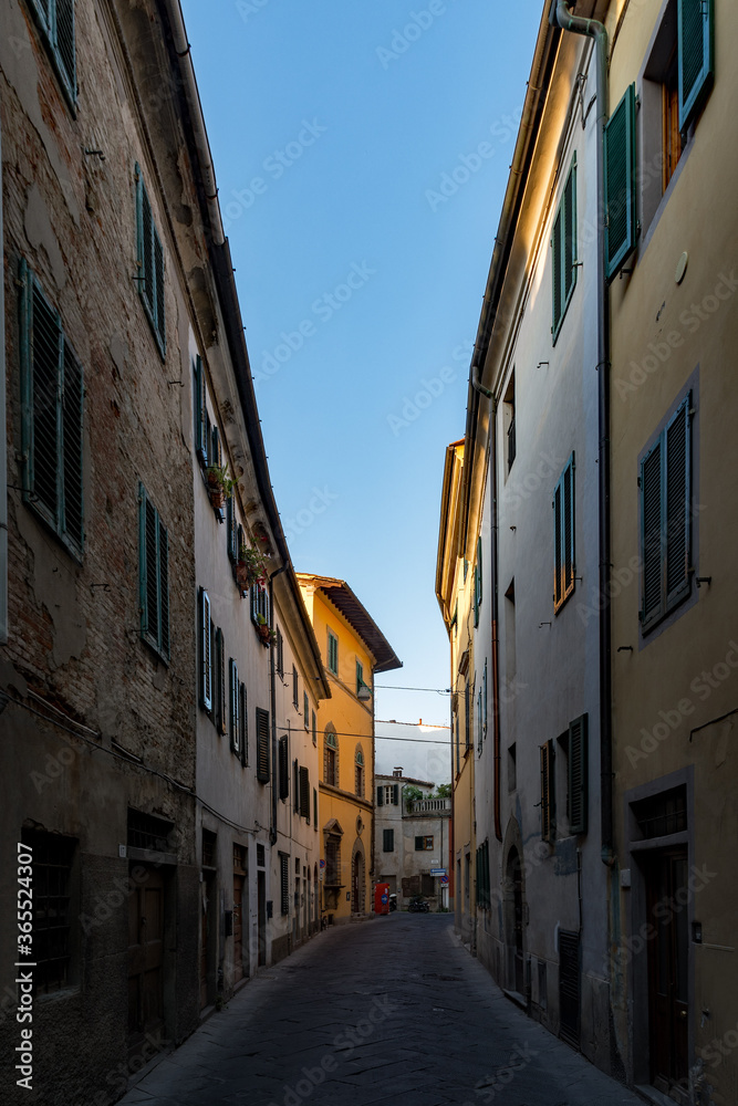 Straße in der Altstadt von Pistoia in der Toskana, Italien 