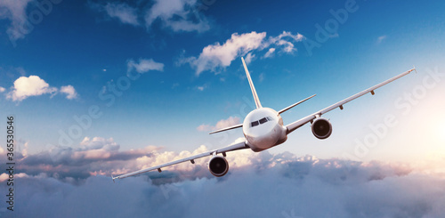 Foto Commercial airplane flying above clouds