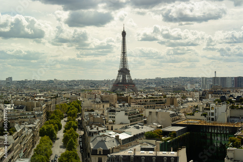 eiffel tower in paris © Leonardo Araújo