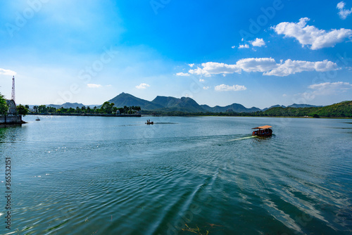 Fototapeta Naklejka Na Ścianę i Meble -  Mesmerizing view of Fateh Sagar Lake situated in the city of Udaipur, Rajasthan, India. It is an artificial lake popular for boating among tourist who visits City of lakes to enjoy vacations.