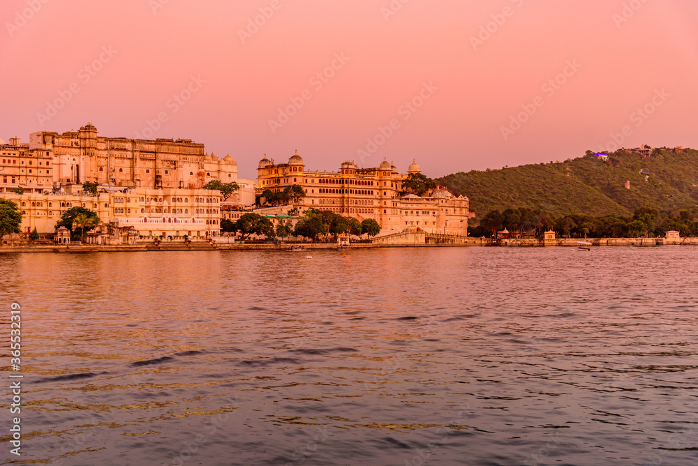 Fototapeta premium Sunset view at Lake Pichola from Ambrai Ghat at Udaipur, Rajasthan, India