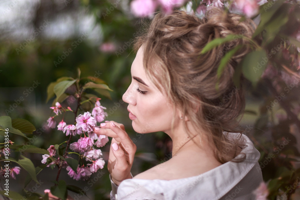 Fototapeta premium blooming sakura and girl