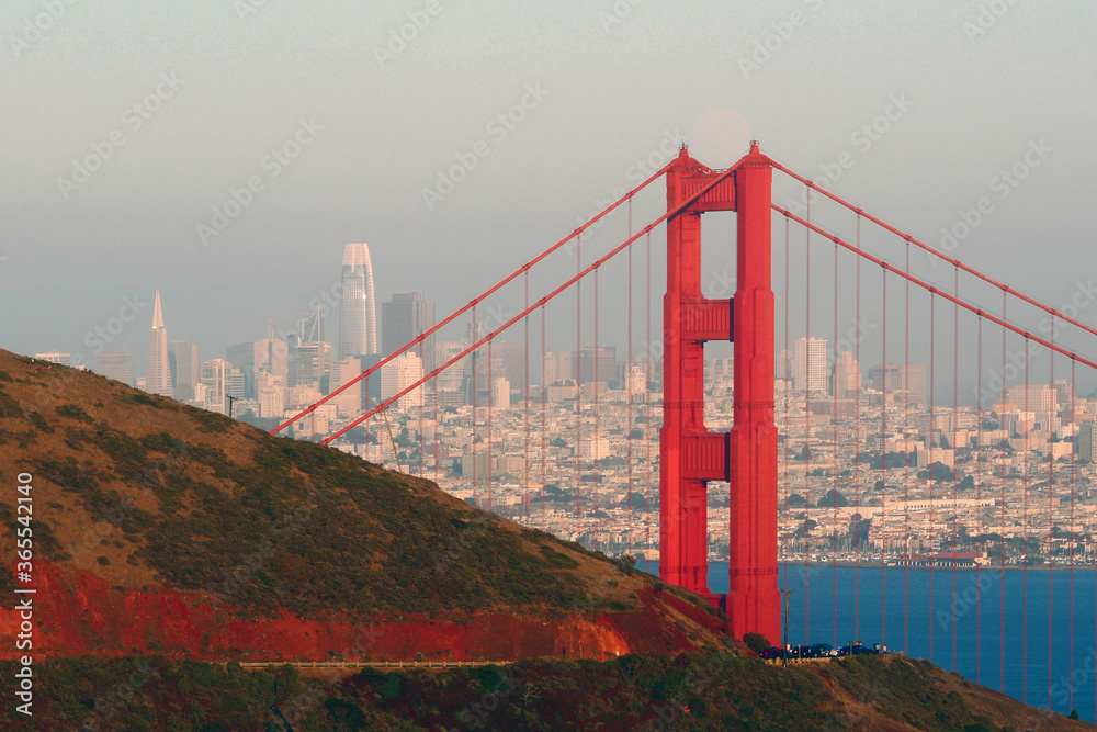 Fototapeta premium Golden Gate Bridge with Full Moon, San Francisco