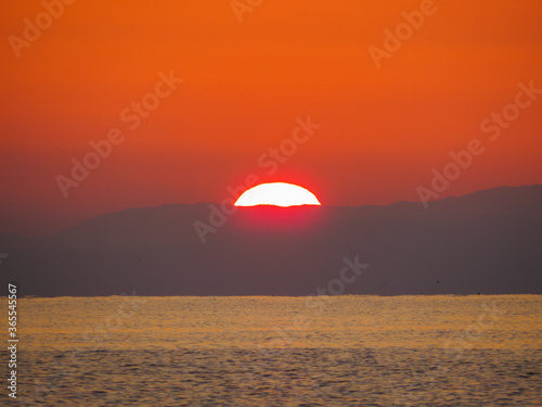 Romantischer Sonnenaufgang am Meer