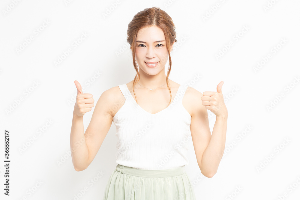 いいねのジェスチャーをする若い女性 いいねのジェスチャーをする若い女性