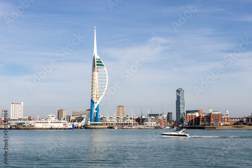 Fotografie The spinnaker tower with a speedboat in the foreground and gunwharf quays with t