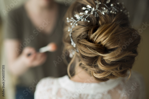 Stylist makes hair the bride