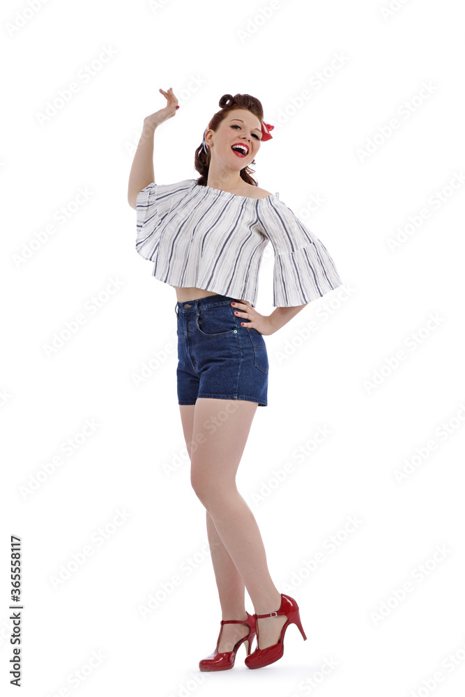 jeune et jolie femme rousse habillée en pin up vintage souriant sur fond isolé blanc de studio jeune et jolie femme rousse habillée en pin up vintage souriant sur fond isolé blanc de studio