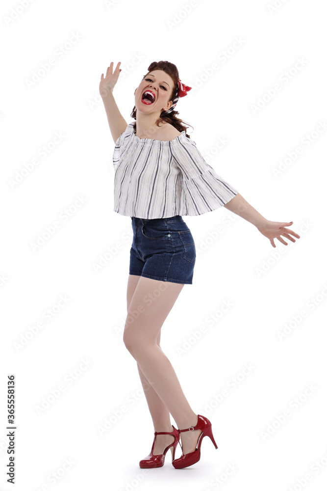 jeune et jolie femme rousse habillée en pin up vintage souriant sur fond isolé blanc de studio jeune et jolie femme rousse habillée en pin up vintage souriant sur fond isolé blanc de studio