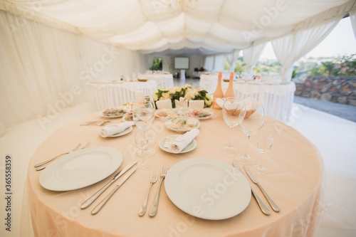 Foto Beautiful Banquet hall under a tent for a wedding reception.