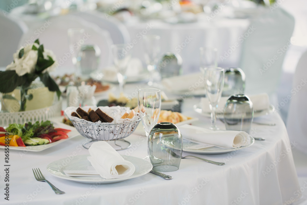 Beautifully decorated tables for guests with decorations Beautifully decorated tables for guests with decorations