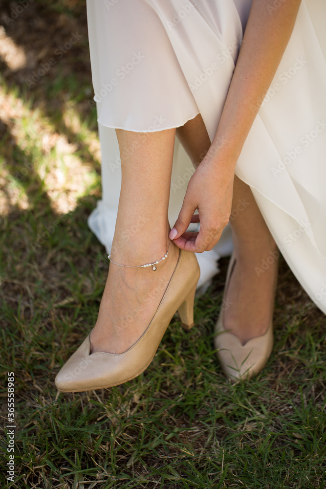 Jewelry on the bride's leg.