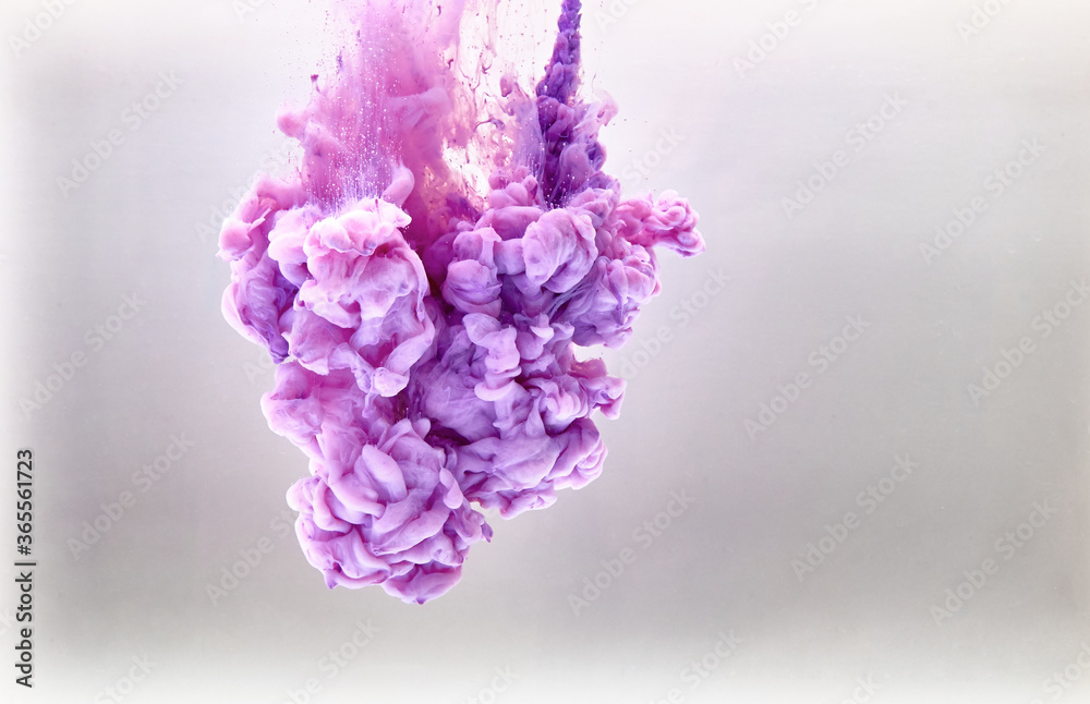 Fototapeta premium Violet pastel ink smoke cloud in water