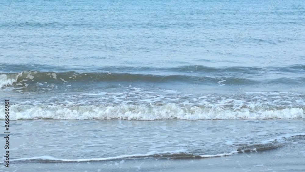 砂浜に打ち寄せる波　スローモーション
