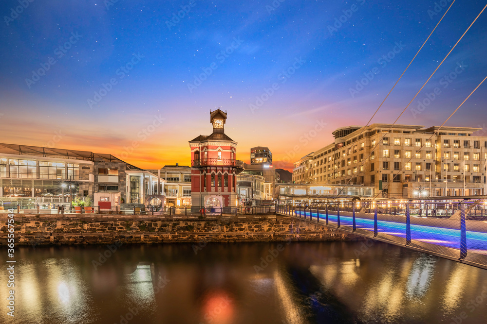 Obraz premium Clock tower at night in waterfront cape town South Africa