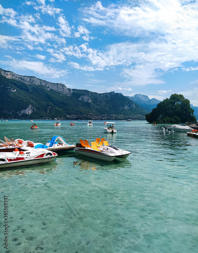 Des bateaux sur le lac d'Annecy