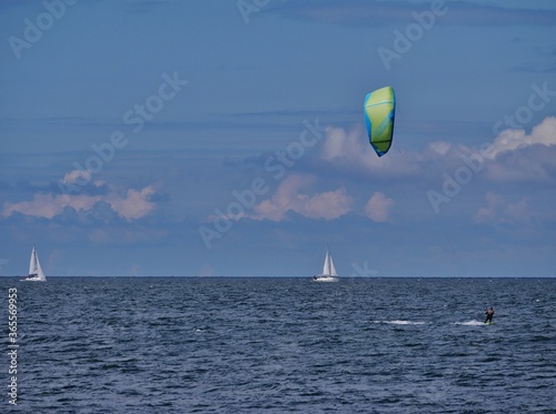 Segelboote auf der Ostsee und Kitesurfen