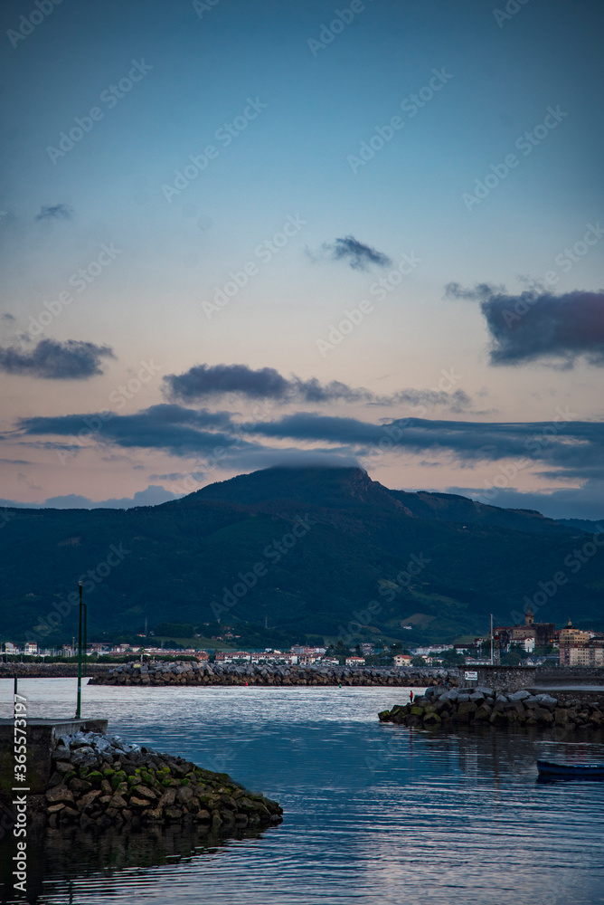 Puerto de Hondarribia en un amanecer con Larrun de fondo.