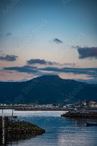Puerto de Hondarribia en un amanecer con Larrun de fondo.