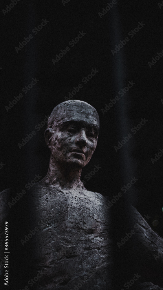 statue statue
