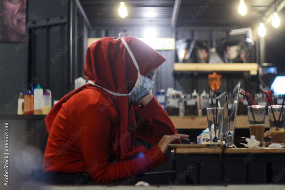 A woman who works at a cafe during a corona pandemic