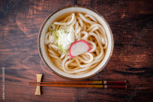 Fotografie udon noodle soup with green onion and kamaboko