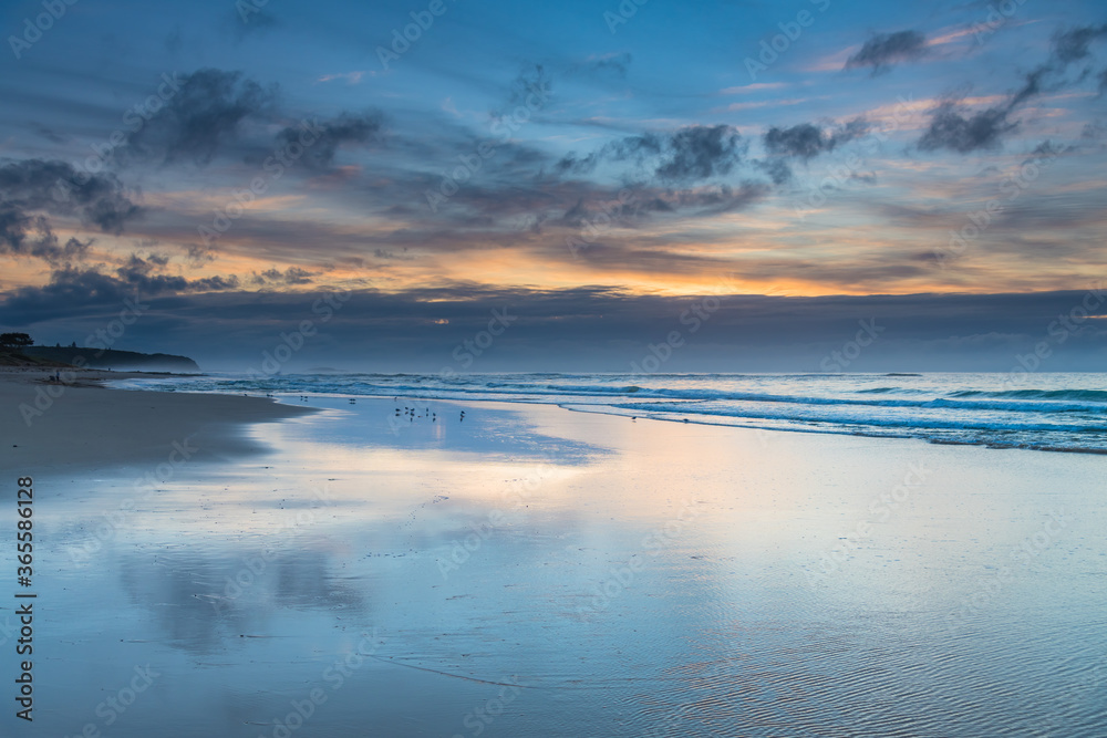 Obraz premium Sunrise Seascape with Clouds and Ships on the Horizon
