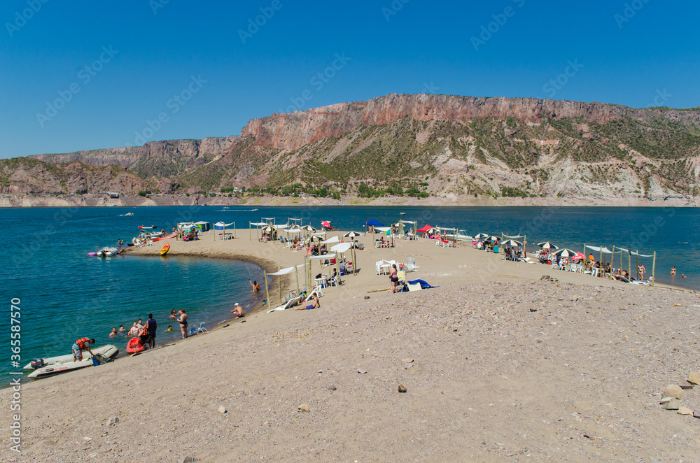 Playa con vista a la montaña