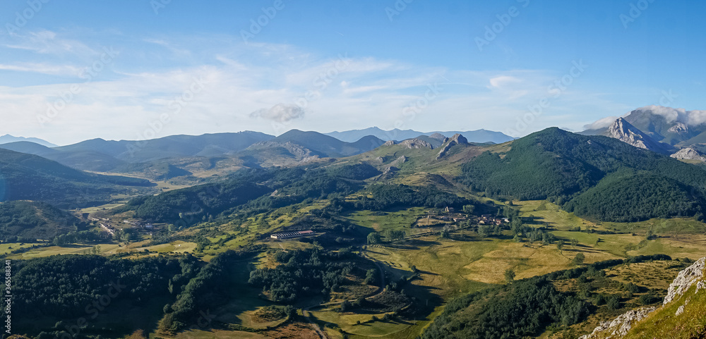Fototapeta premium Panoramic view from the Peña Tremaya. Palencia. Spain
