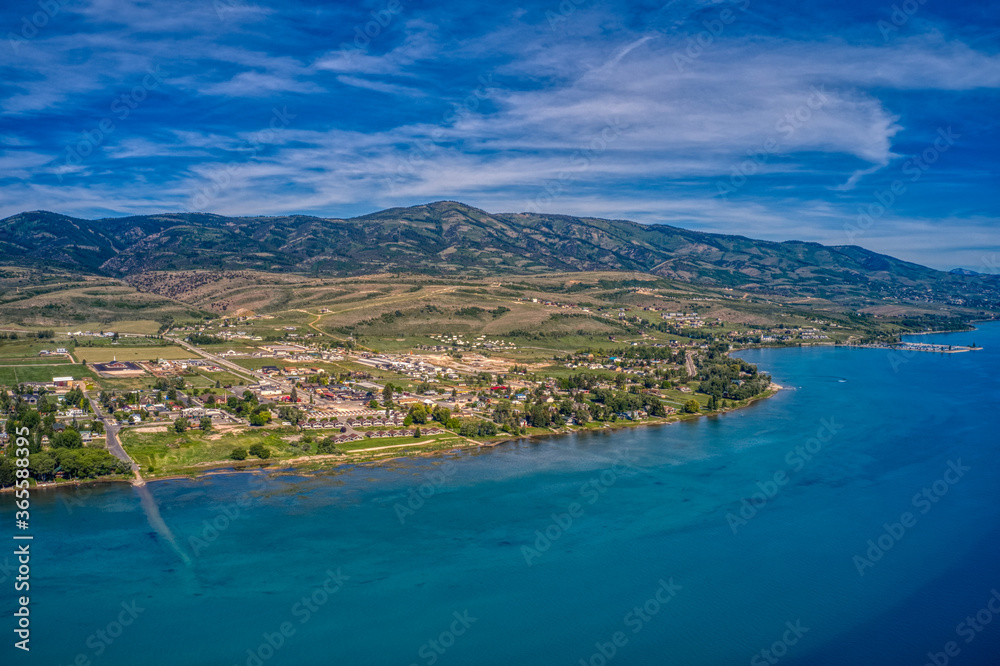 Naklejka premium Widok z lotu ptaka Garden City, Utah, na brzegu jeziora Bear