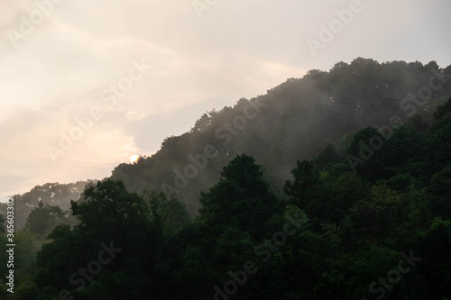 朝靄の山脈と朝日