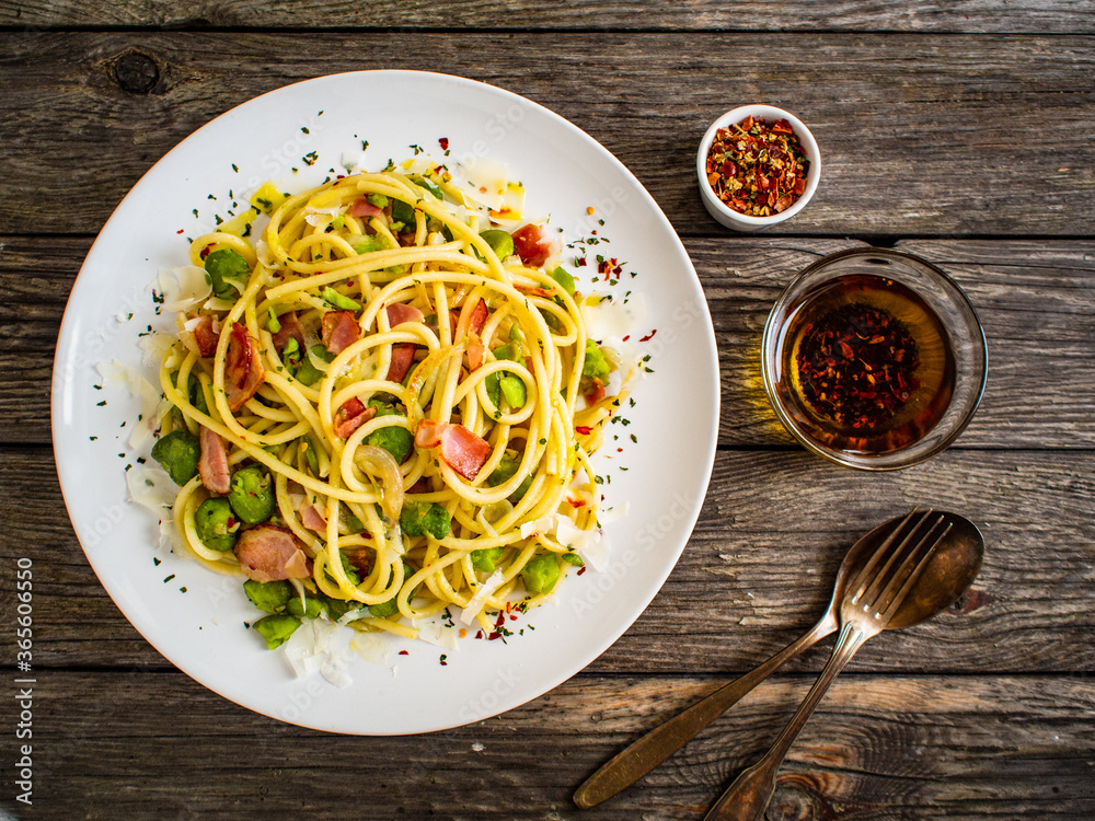 Ταπετσαρία Spaghetti with broad bean, bacon and parmesan on wooden table